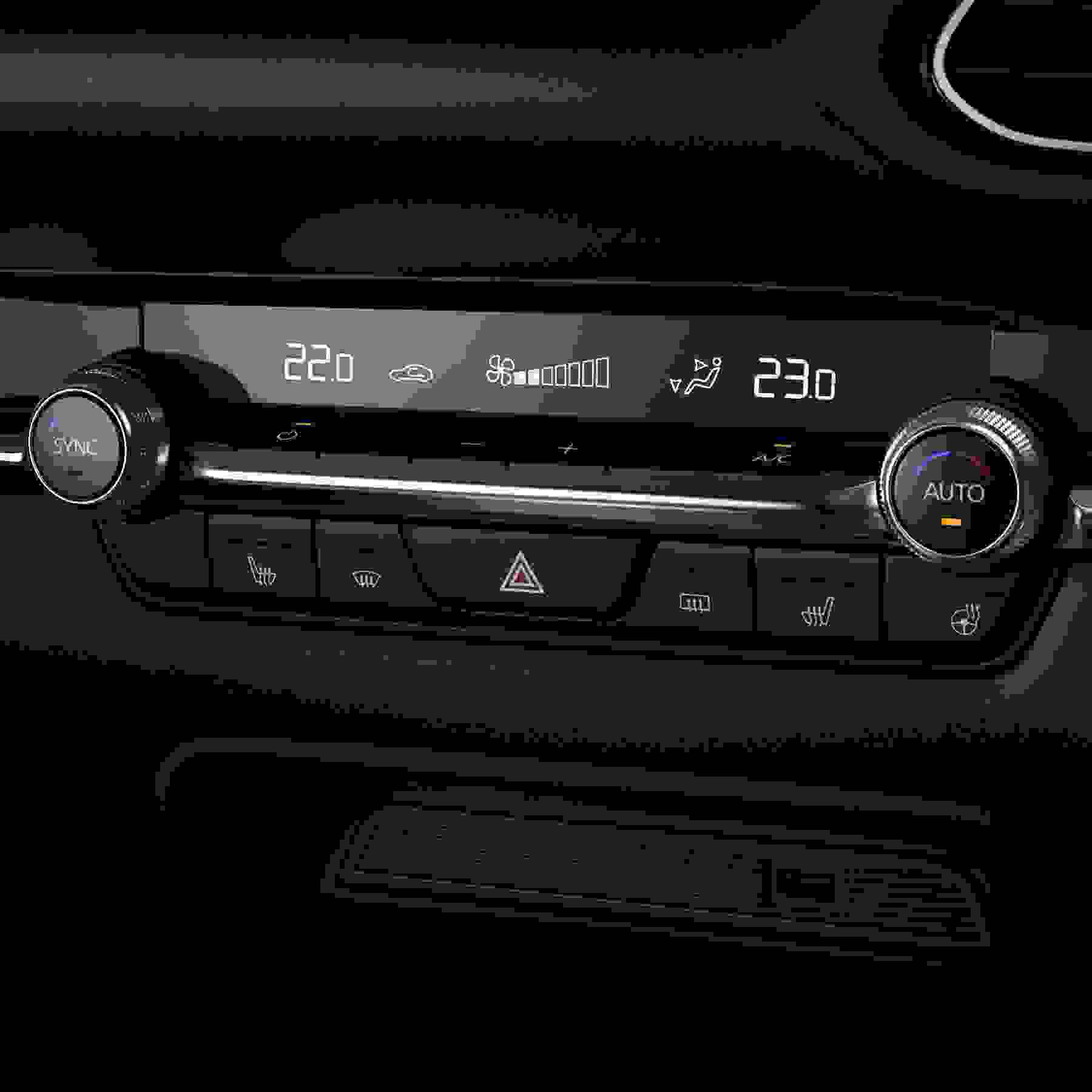 DUAL-ZONE CLIMATE CONTROL